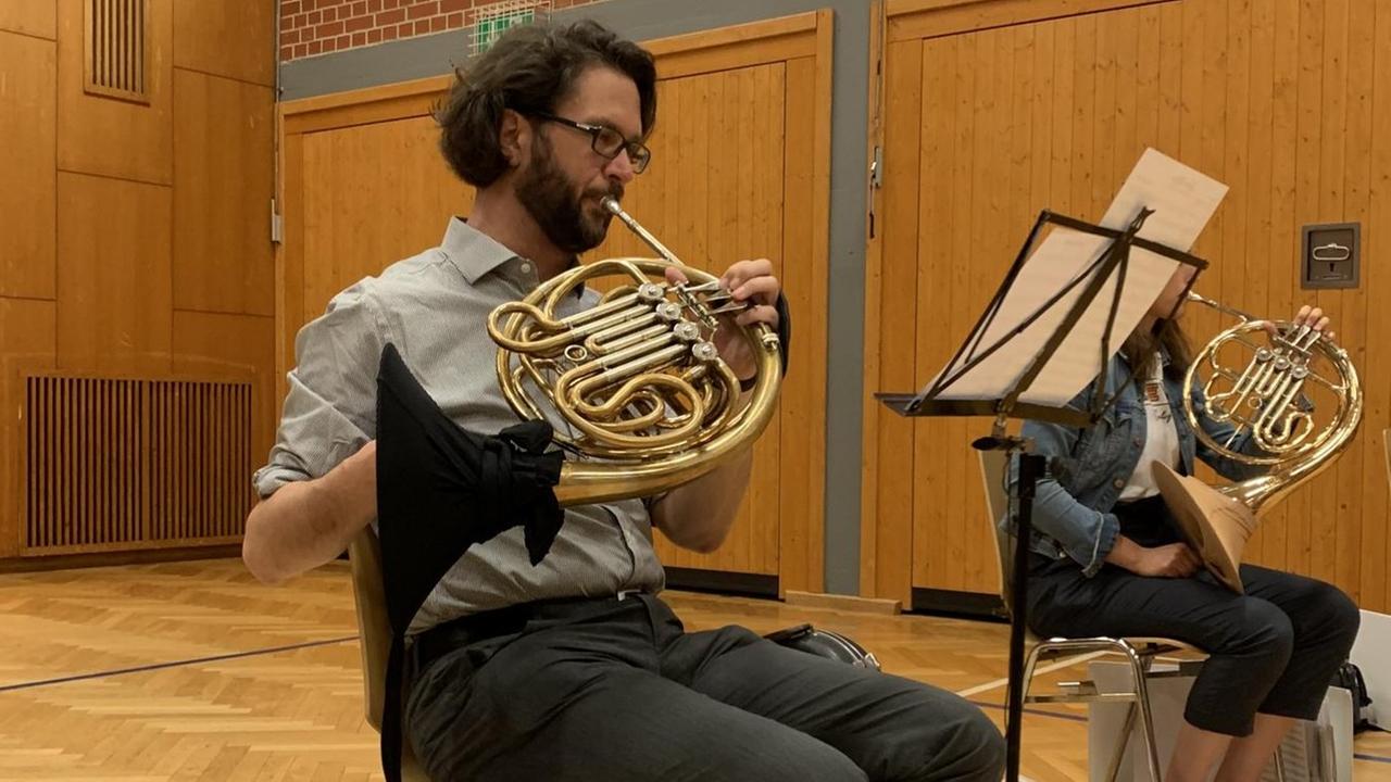 Grünen-Bundestagskandidat Johannes Kretschmann spielt in einer Turnhalle Waldhorn - mit Corona-Abstand. Grünen-Bundestagskandidat Johannes Kretschmann spielt in einer Turnhalle Waldhorn - mit Corona-Abstand.