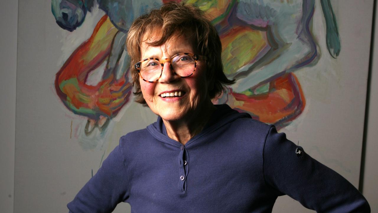 Die Malerin Maria Lassnig steht vor einem ihrer Gemäde - ein Esel, der von einem bunten Menschen auf den Schultern getragen wird, stemmt die Hände in die Hüften und lacht in die Kamera. Die Malerin Maria Lassnig steht vor einem ihrer Gemäde - ein Esel, der von einem bunten Menschen auf den Schultern getragen wird, stemmt die Hände in die Hüften und lacht in die Kamera.