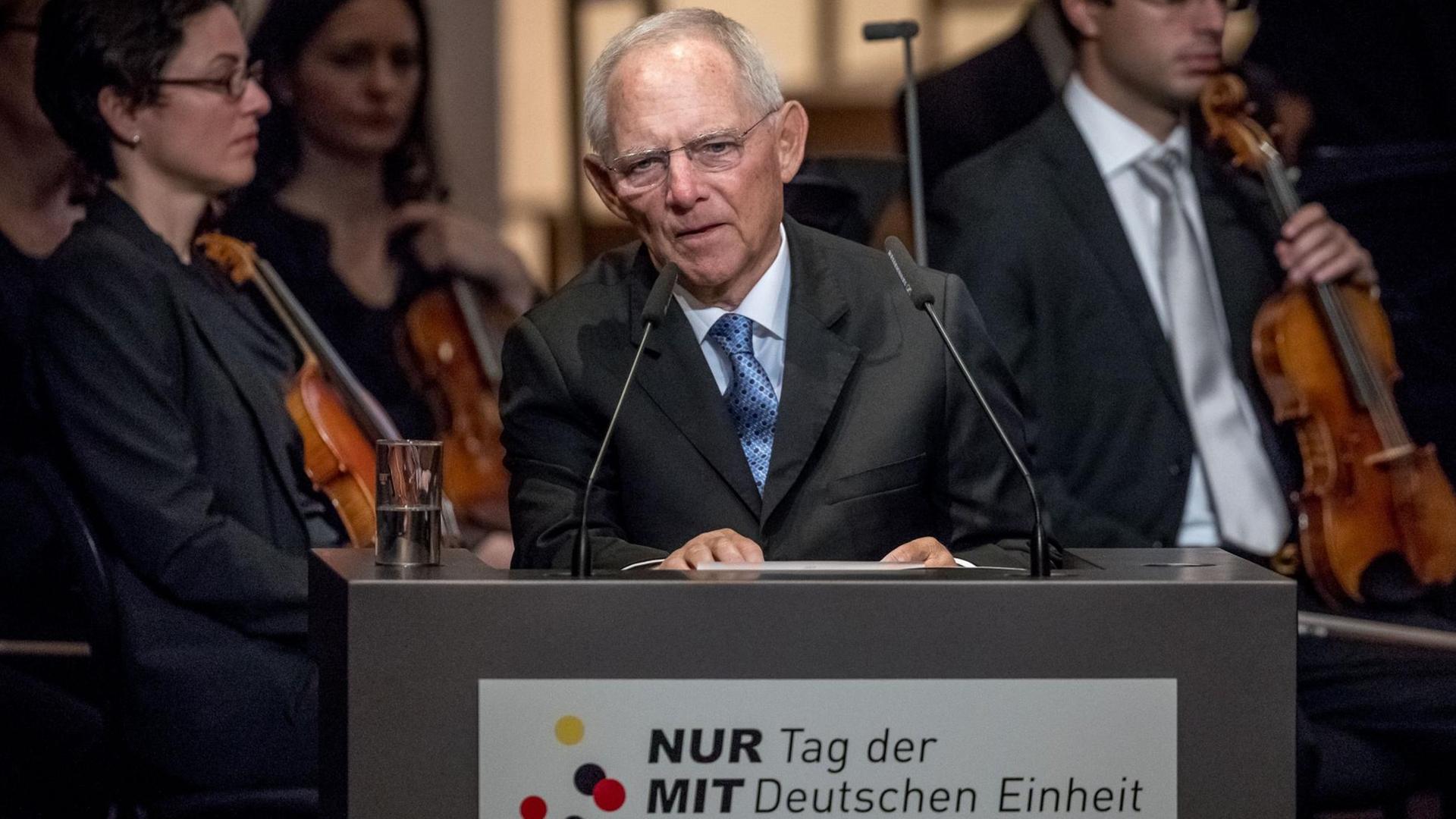 Bundestagspräsident Wolfgang Schäuble (CDU) spricht in der Staatsoper beim Festakt im Rahmen der Feierlichkeiten zum Tag der Deutschen Einheit. Bundestagspräsident Wolfgang Schäuble (CDU) spricht in der Staatsoper beim Festakt im Rahmen der Feierlichkeiten zum Tag der Deutschen Einheit.