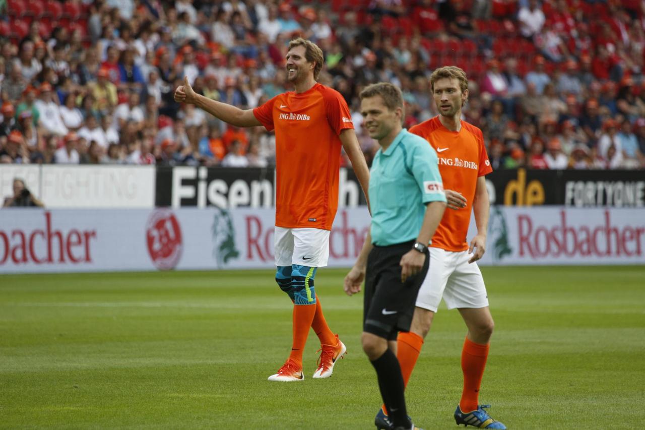 Dirk Nowitzki beim Benefiz-Fußballspiel "Champions for Charity"