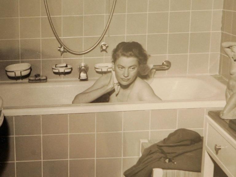 Ausschnitt aus einem der bekanntesten Bilder mit Lee Miller, auf dem sie 1945 in Hitlers Badewanne in seiner Wohnung in München sitzt.