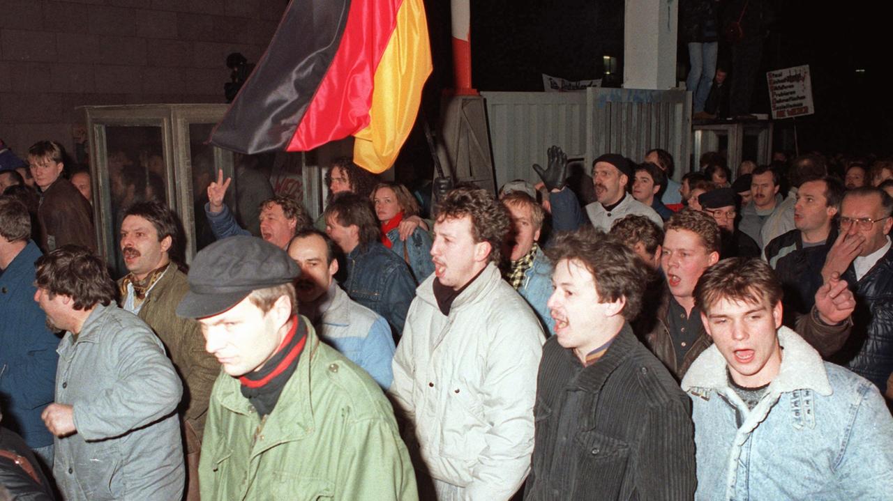 15. Januar 1990: Menschen stürmen die Zentrale des Ministeriums für Staatssicherheit. 15. Januar 1990: Menschen stürmen die Zentrale des Ministeriums für Staatssicherheit.