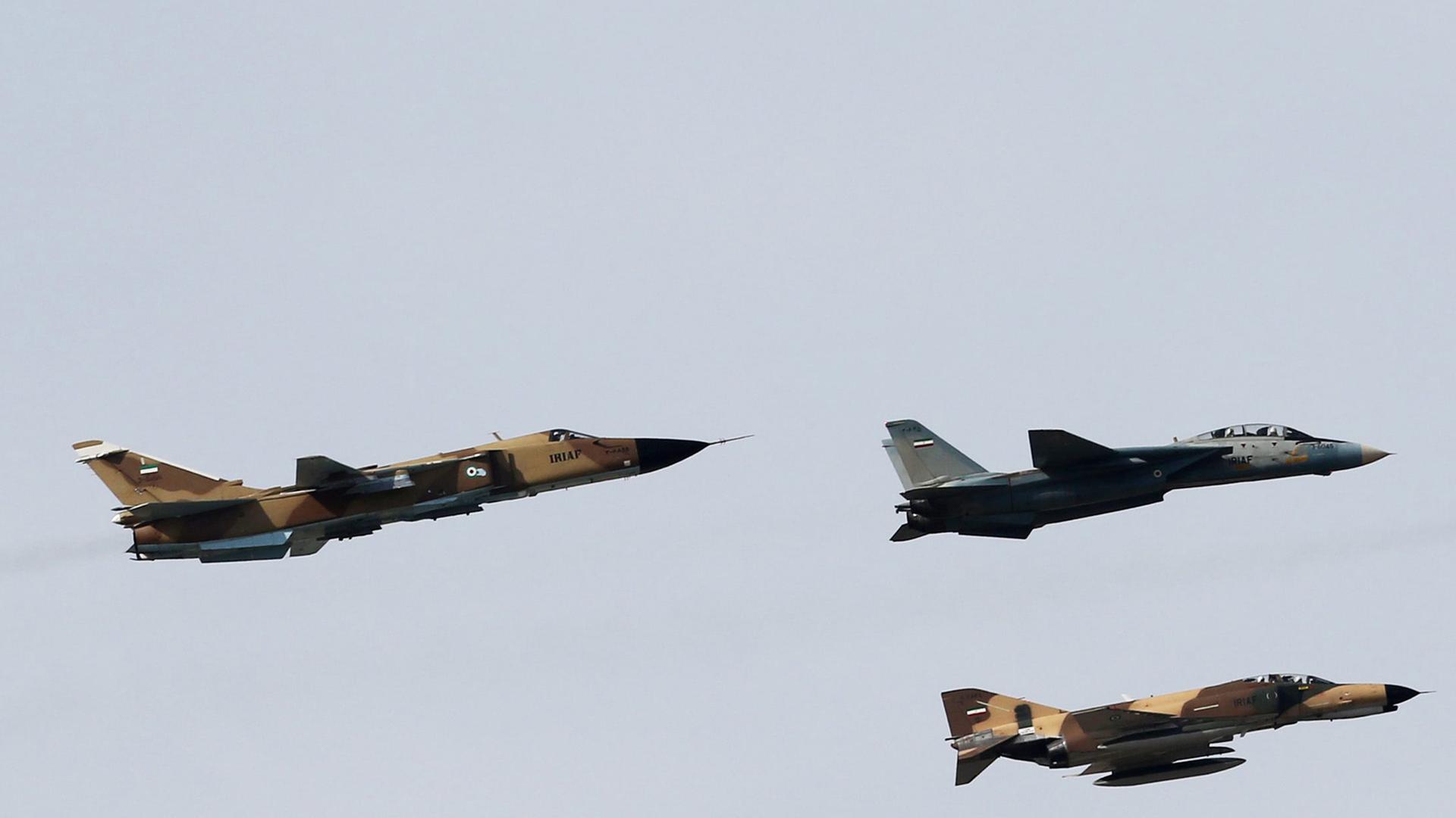 Iranische Kampfflugzeuge beim jährlichen Tag der Armee in Teheran.