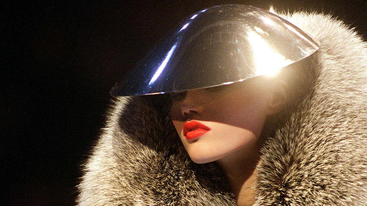 Präsentation der Herbst-Winter Kollektion 1998/99 von Designer Alexander McQueen in Paris. Präsentation der Herbst-Winter Kollektion 1998/99 von Designer Alexander McQueen in Paris.