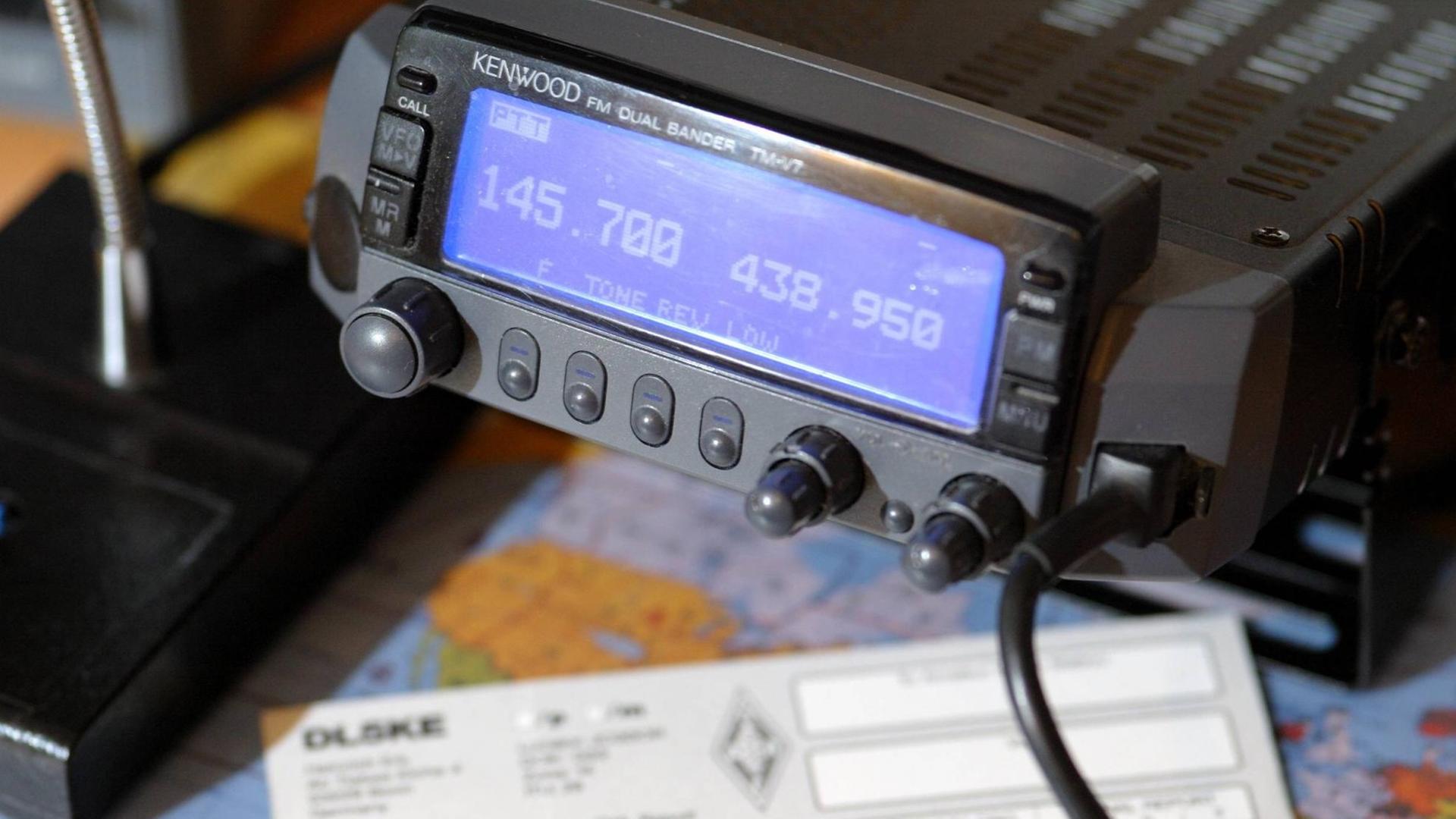 Mit über 35.000 Mitgliedern ist der Deutsche Amateur-Radio-Club e.V. (DARC) der größte Amateurfunkverband Deutschlands. Dem Verein gehört etwa die Hälfte der deutschen Funkamateure an. Hier: Ein Funker in seiner Stube an seinen Funkgeräten. Mit über 35.000 Mitgliedern ist der Deutsche Amateur-Radio-Club e.V. (DARC) der größte Amateurfunkverband Deutschlands. Dem Verein gehört etwa die Hälfte der deutschen Funkamateure an. Hier: Ein Funker in seiner Stube an seinen Funkgeräten.