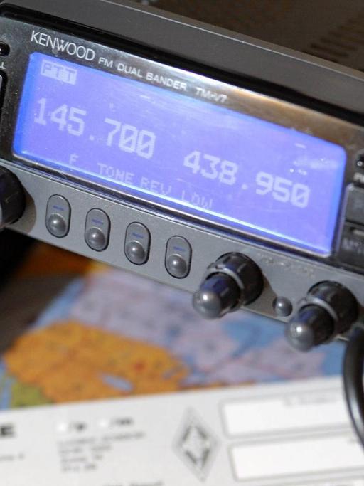 Mit über 35.000 Mitgliedern ist der Deutsche Amateur-Radio-Club e.V. (DARC) der größte Amateurfunkverband Deutschlands. Dem Verein gehört etwa die Hälfte der deutschen Funkamateure an. Hier: Ein Funker in seiner Stube an seinen Funkgeräten.