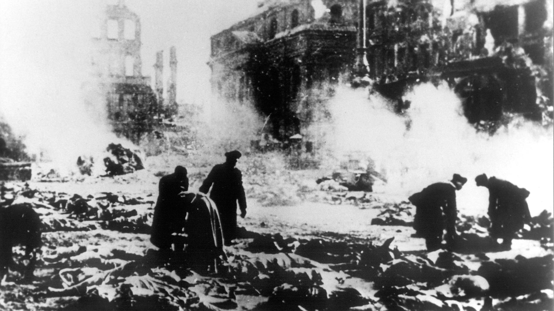 Nach den Bomenangriffen amerikanischer und britischer Flugzeuge auf Dresden am 13. und 14.02.1945 werden die zahlreichen Leichen, die auf der Straße liegen geborgen. Bei dem Angriff wurde die historische Innenstadt von Dresden nahezu völlig zerstört, bis zu 35.000 Menschen wurden getötet. Nach den Bomenangriffen amerikanischer und britischer Flugzeuge auf Dresden am 13. und 14.02.1945 werden die zahlreichen Leichen, die auf der Straße liegen geborgen. Bei dem Angriff wurde die historische Innenstadt von Dresden nahezu völlig zerstört, bis zu 35.000 Menschen wurden getötet.