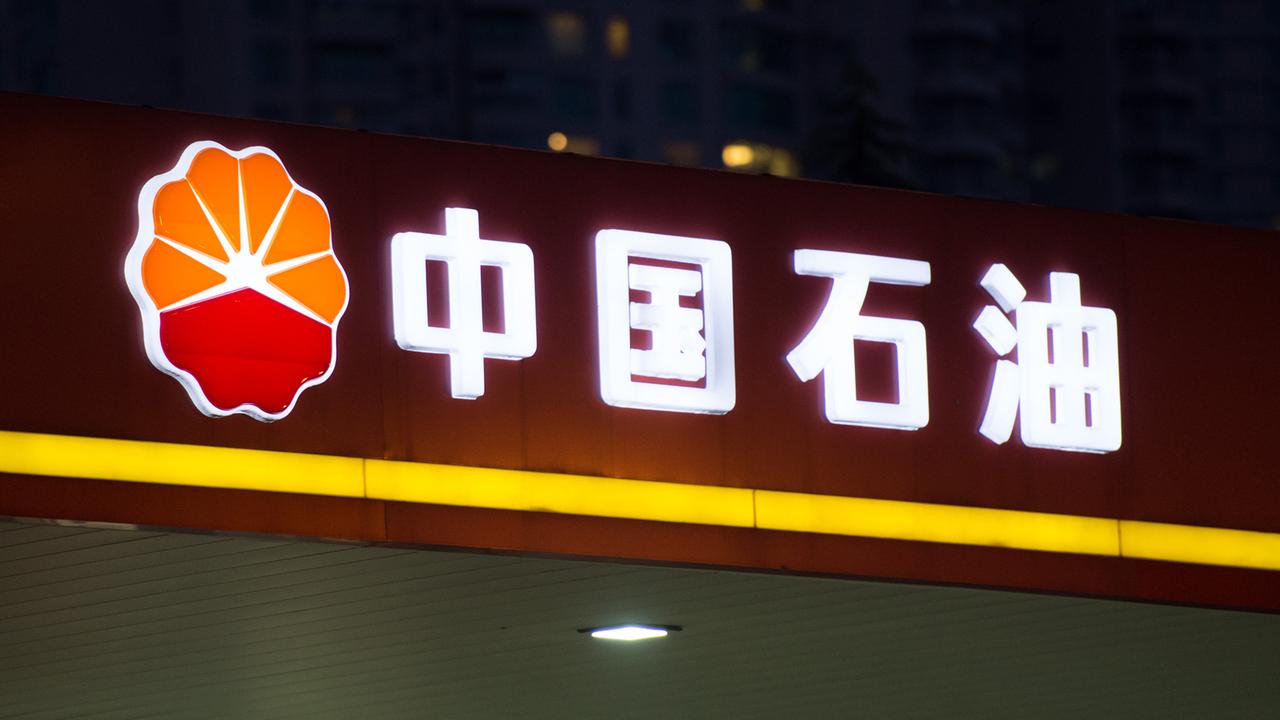 Ein PetroChina-Logo mit chinesischen Schriftzeichen an einer Tankstelle in Schanghai. Ein PetroChina-Logo mit chinesischen Schriftzeichen an einer Tankstelle in Schanghai.