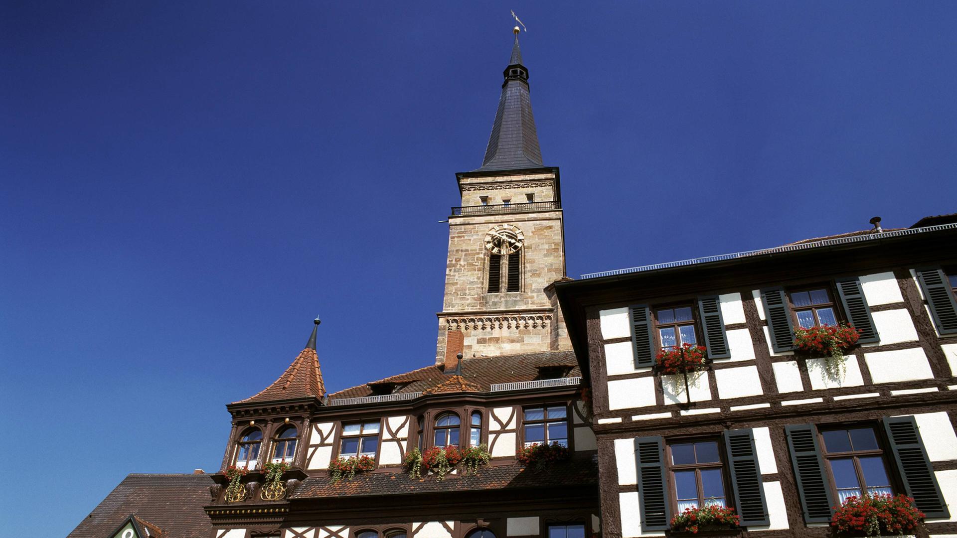 Kirchturm der St.-Martin-Kirche über dem Rathaus von Schwabach Kirchturm der St.-Martin-Kirche über dem Rathaus von Schwabach