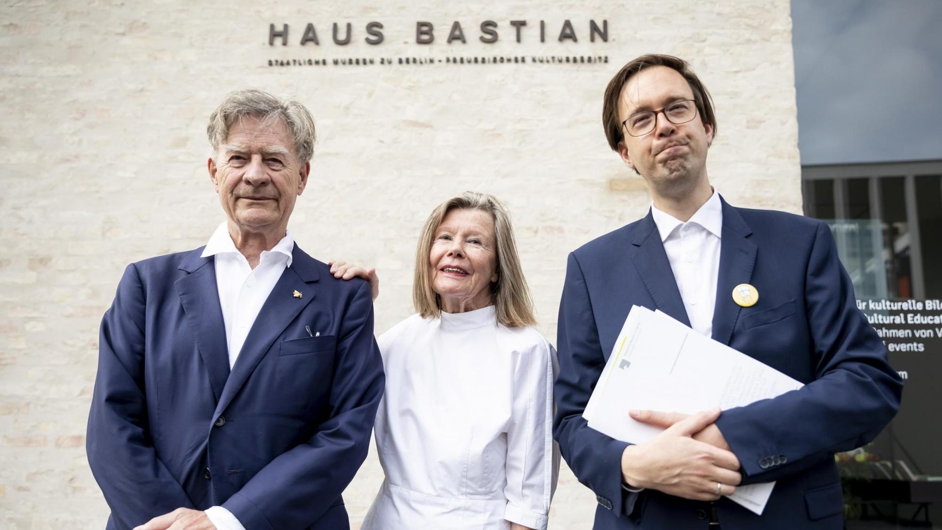 Heiner, Céline und Sohn Aeneas Bastian vor dem früheren Haus Bastian in Berlin-Mitte. Heiner, Céline und Sohn Aeneas Bastian vor dem früheren Haus Bastian in Berlin-Mitte.