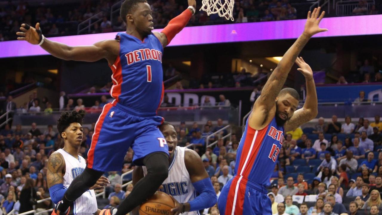 Detroits Spieler Reggie Jackson (1) und Marcus Morris (13) wehren einen Angriff der Orlando Magics ab. Detroits Spieler Reggie Jackson (1) und Marcus Morris (13) wehren einen Angriff der Orlando Magics ab.