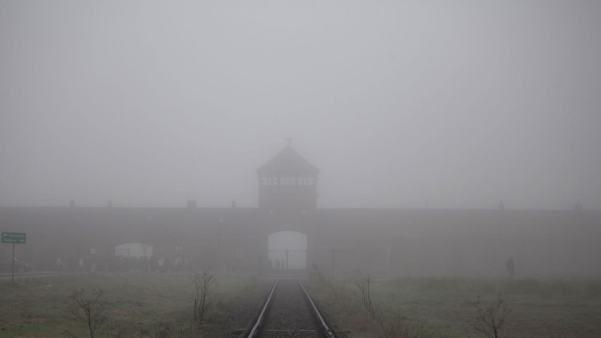 Blick auf den Eingang des ehemaligen Konzentrationslagers Auschwitz-Birkenau Blick auf den Eingang des ehemaligen Konzentrationslagers Auschwitz-Birkenau