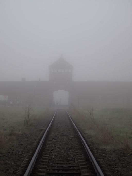 Blick auf den Eingang des ehemaligen Konzentrationslagers Auschwitz-Birkenau