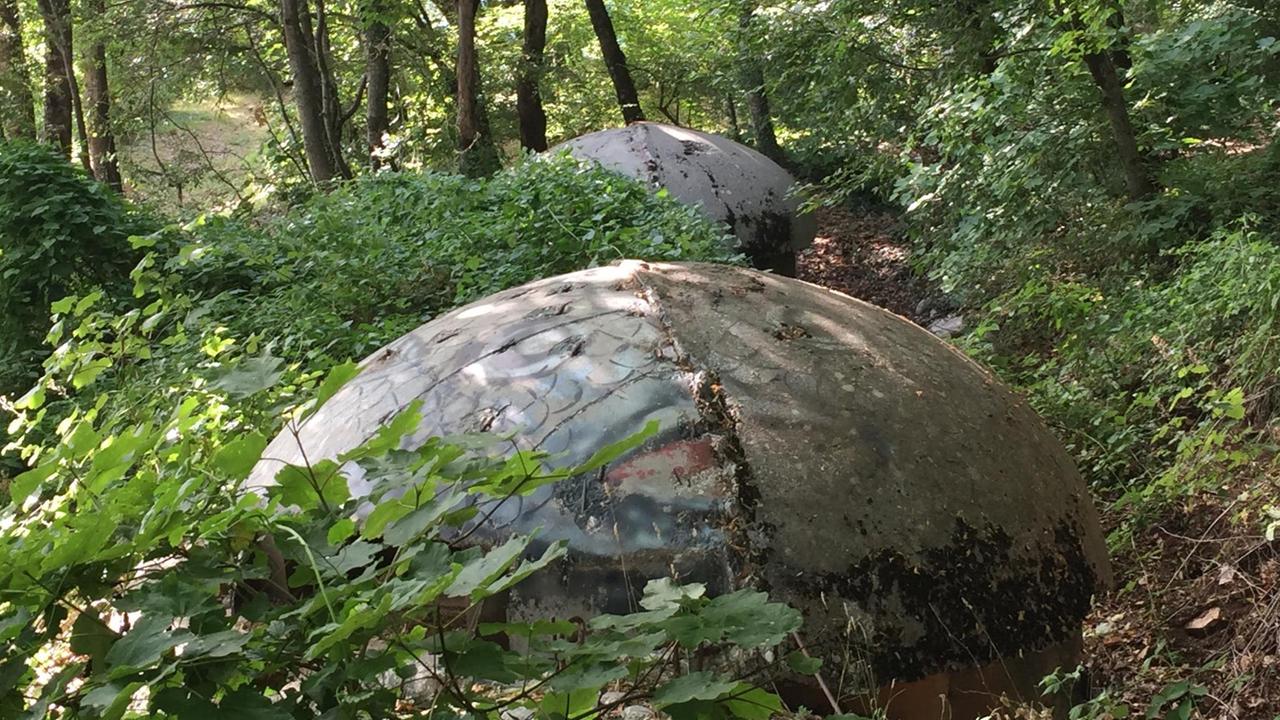 In Albanien wurden während der Hoxha-Diktatur über 170.000 solcher Bunker gebaut. In Albanien wurden während der Hoxha-Diktatur über 170.000 solcher Bunker gebaut.