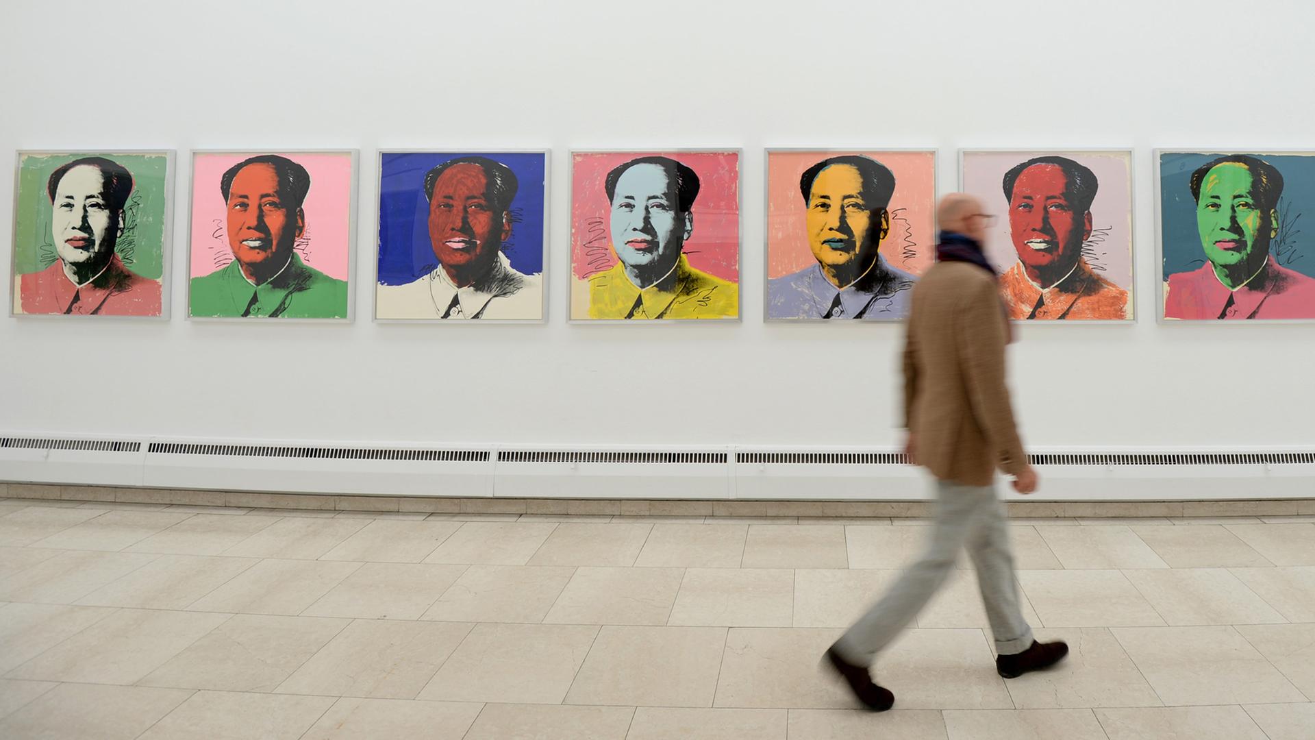 Porträts des chinesischen Politikers Mao Tse-tung, die der Künstler Andy Warhol im Siebdruckverfahren angefertigt hat - hier in der Ausstelllung "The Original Silkscreens" mit Originalen von Andy Warhol am 25.11.2015 in der Städtischen Galerie in Rosenheim Porträts des chinesischen Politikers Mao Tse-tung, die der Künstler Andy Warhol im Siebdruckverfahren angefertigt hat - hier in der Ausstelllung "The Original Silkscreens" mit Originalen von Andy Warhol am 25.11.2015 in der Städtischen Galerie in Rosenheim