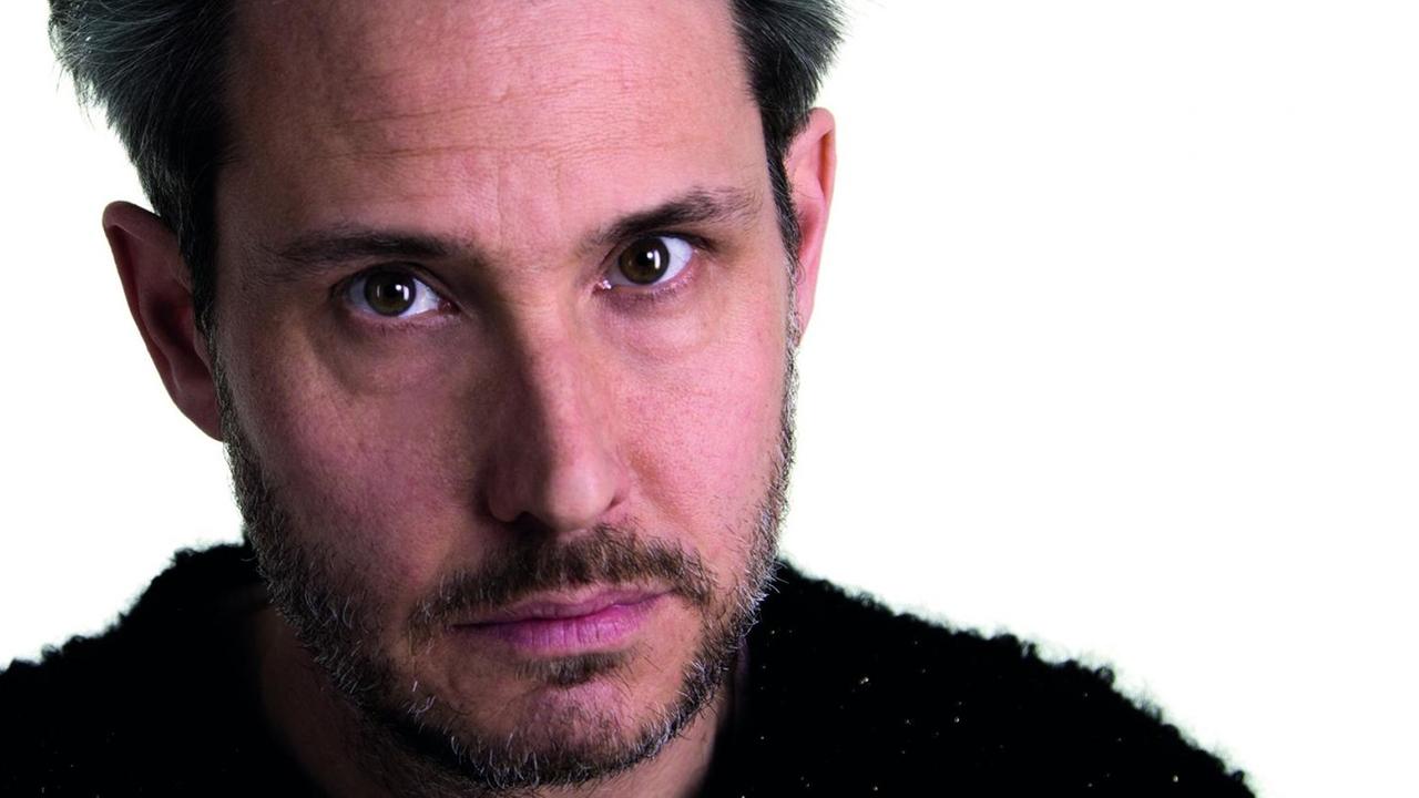 Musiker und Autor Dirk von Lowtzow blickt in einer Nahaufnahme in die Kamera Musiker und Autor Dirk von Lowtzow blickt in einer Nahaufnahme in die Kamera