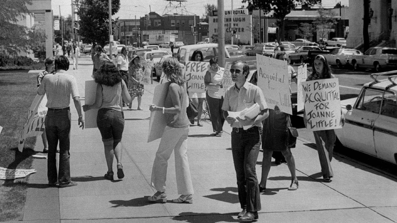 Demonstrant*innen fordern vor dem Denver Federal Building am 1. Juli 1975 einen Freispruch für die wegen Mordes angeklagte Schwarze Joan Little. 
 