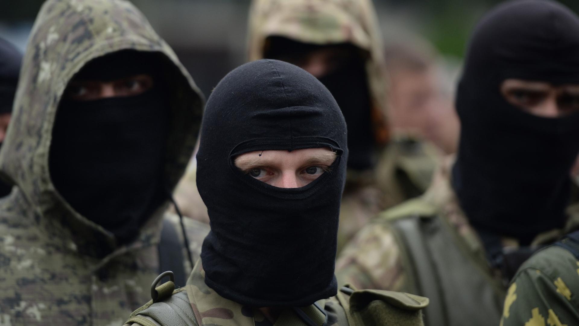Vermummte prorussische Separatisten Vermummte prorussische Separatisten