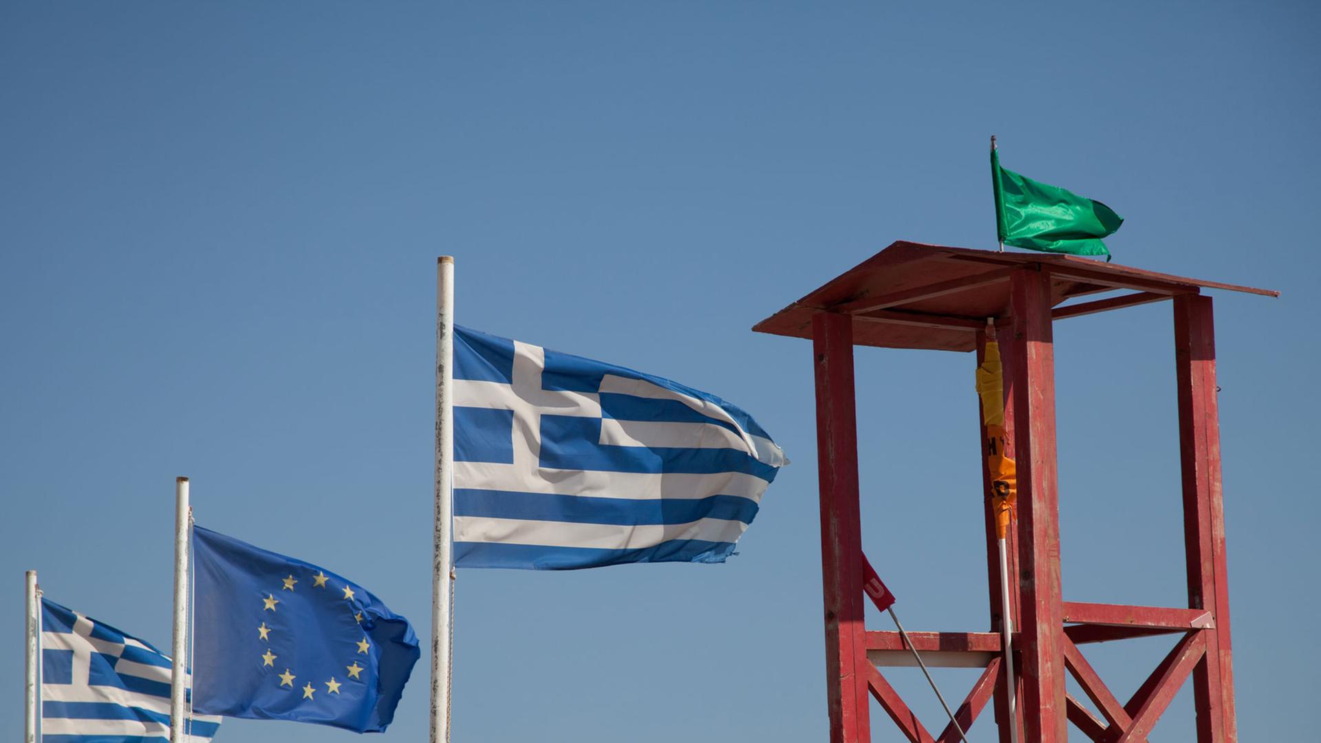 Griechische Fahnen und die EU-Flagge wehen im Wind am 01.09.2013 am Strand von Elafonissi auf der Insel Kreta in Griechenland Griechische Fahnen und die EU-Flagge wehen im Wind am 01.09.2013 am Strand von Elafonissi auf der Insel Kreta in Griechenland