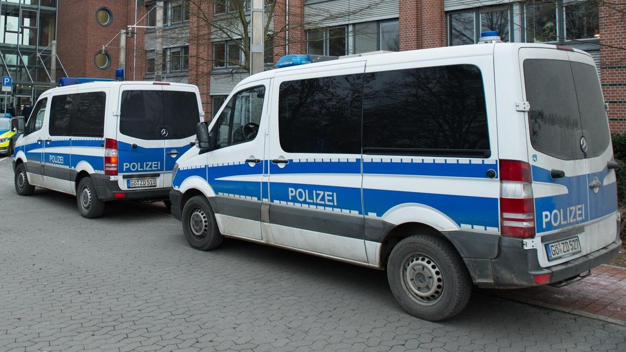 Mannschaftswagen stehen in Göttingen vor der Polizeiinspektion. 