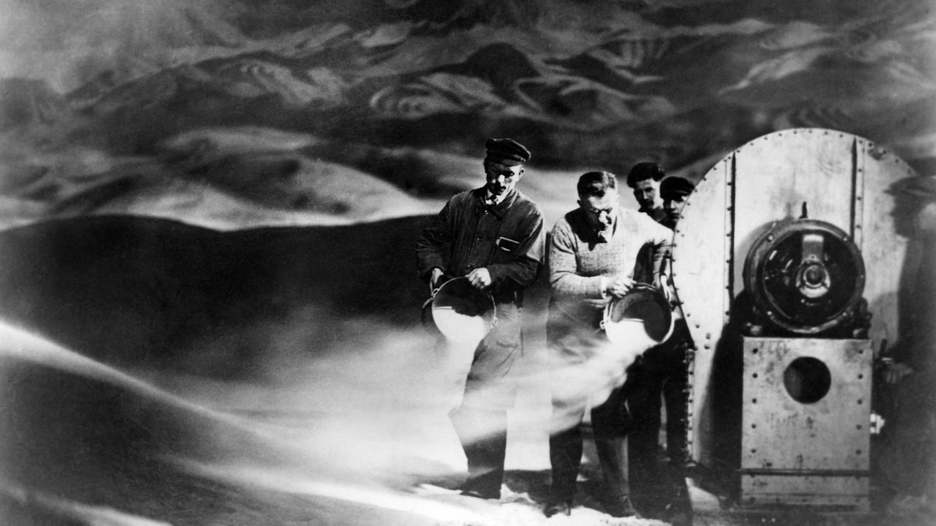 Regisseur Fritz Lang und Crew am Set von "Frau im Mond" aus dem Jahr 1929 Regisseur Fritz Lang und Crew am Set von "Frau im Mond" aus dem Jahr 1929
