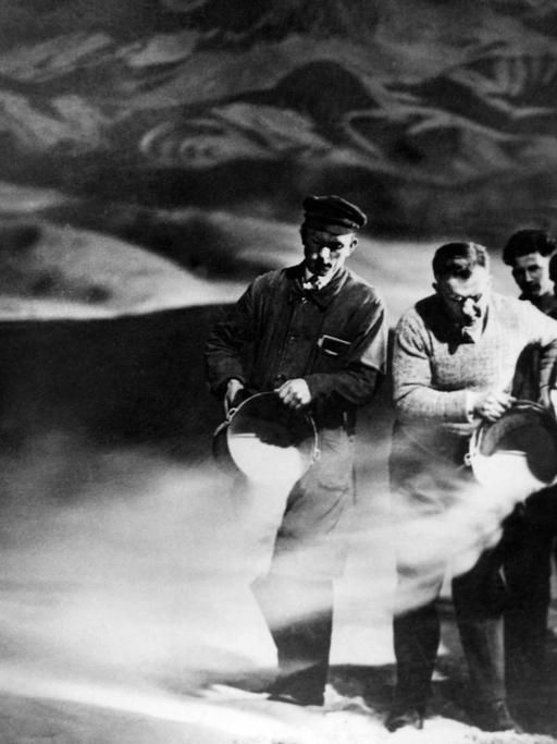 Regisseur Fritz Lang und Crew am Set von "Frau im Mond" aus dem Jahr 1929