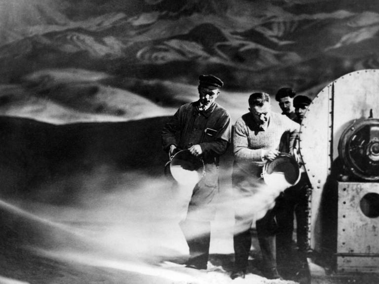 Regisseur Fritz Lang und Crew am Set von "Frau im Mond" aus dem Jahr 1929