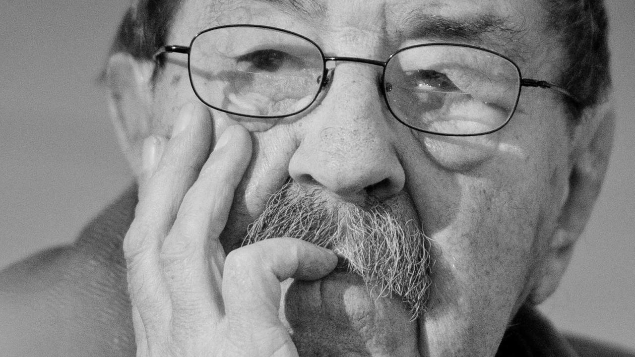 Der Schriftsteller Günter Grass verfolgt am 26.11.2014 in Hamburg die Benefizgala für verfolgte Autoren von der Autorenvereinigung PEN. Der Schriftsteller Günter Grass verfolgt am 26.11.2014 in Hamburg die Benefizgala für verfolgte Autoren von der Autorenvereinigung PEN.