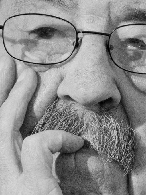 Der Schriftsteller Günter Grass verfolgt am 26.11.2014 in Hamburg die Benefizgala für verfolgte Autoren von der Autorenvereinigung PEN.