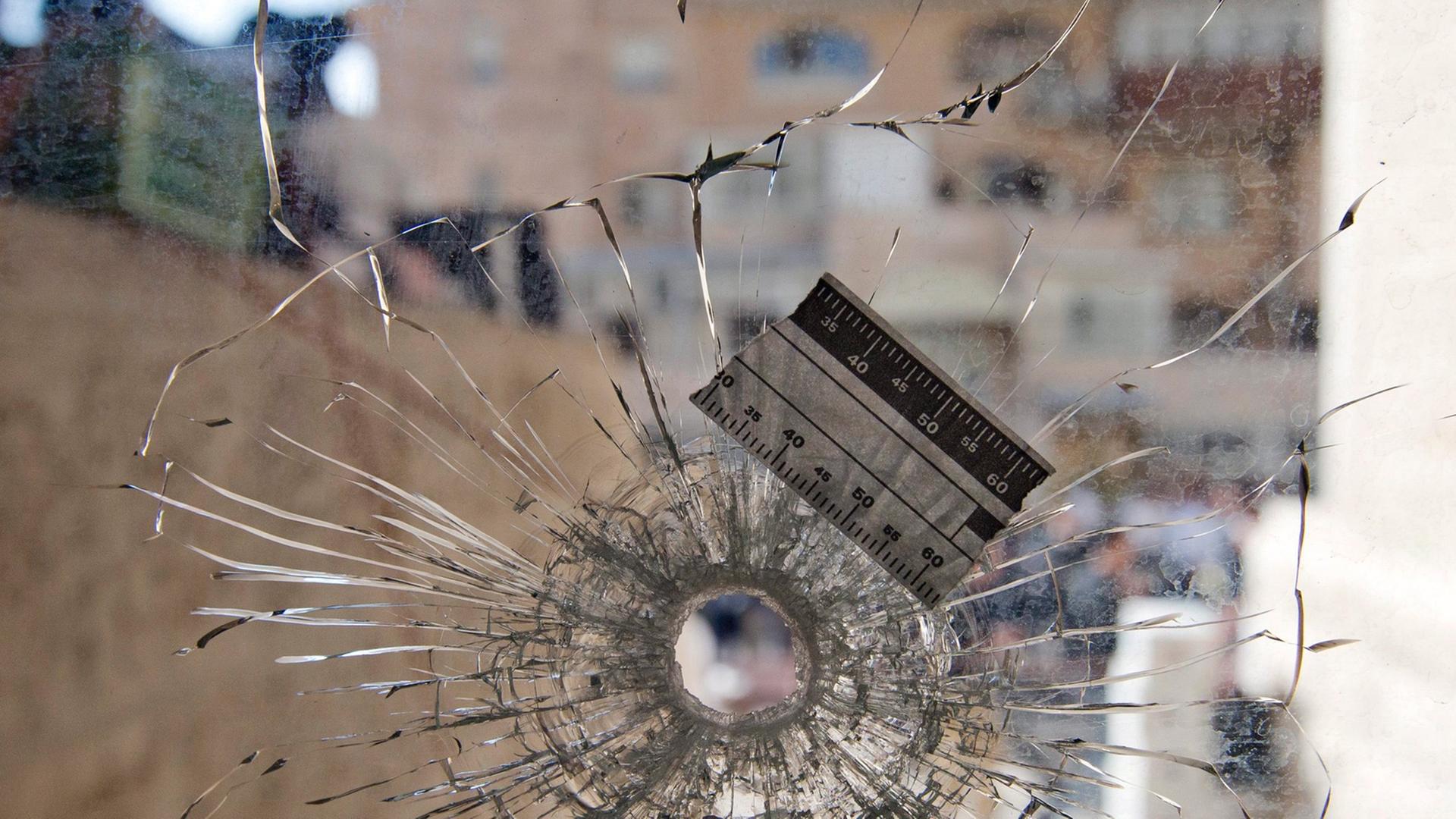 Einschussloch in einem Fenster einer Jerusalemer Synagoge (18.11.2014). Einschussloch in einem Fenster einer Jerusalemer Synagoge (18.11.2014).