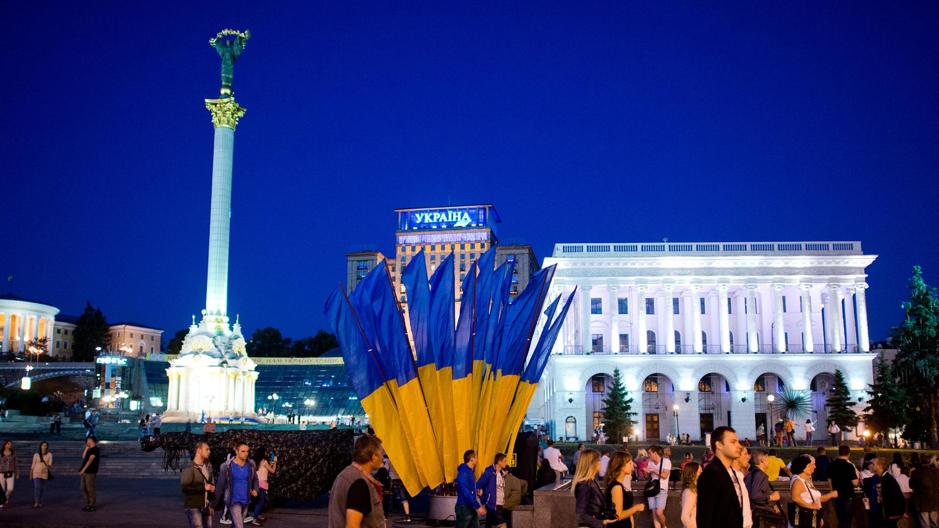 Menschen flanieren am ukrainischen Unabhängigkeitstag über den Maidan in Kiew. Menschen flanieren am ukrainischen Unabhängigkeitstag über den Maidan in Kiew.