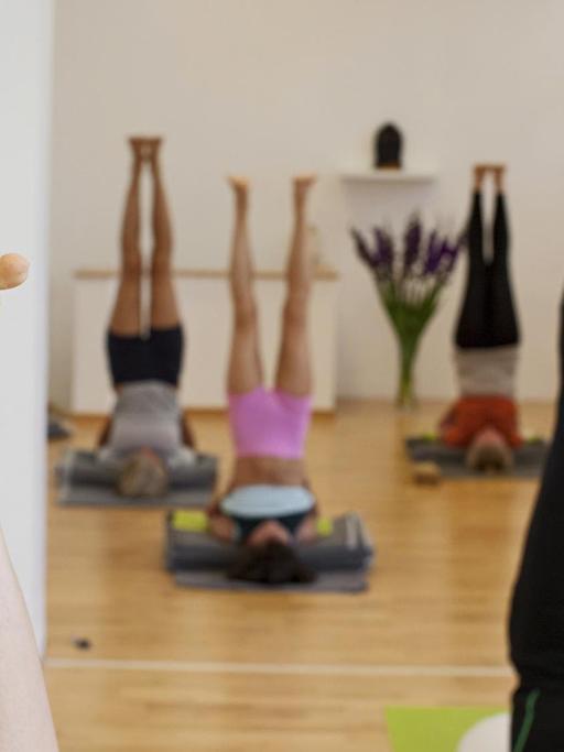 Übungen im Iyengar Yoga Zentrum Berlin.