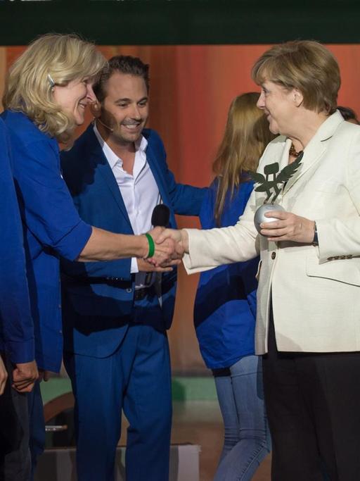 Bettina Kubanek-Meis (4.v.l), Schulleiterin der Gesamtschule Barmen in Wuppertal, nimmt am 10.06.2015 in Berlin Gratulationnen für den ersten Preis des Deutschen Schulpreises von Bundeskanzlerin Angela Merkel (CDU, 3.v.r) entgegen.