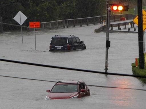 Die Umgebung um Houston, Texas. Autos stecken in den Fluten fest.
