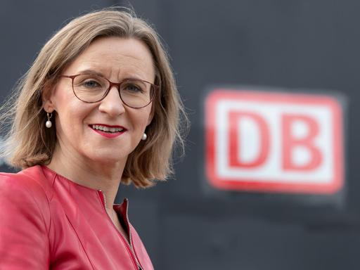 Sigrid Nikutta, DB-Vorstand Güterverkehr, steht neben einem DB-Logo bei einem Pressetermin zur Vorstellung der neuen digitalen automatischen Kupplung (DAK) für Güterzüge der Bahn.