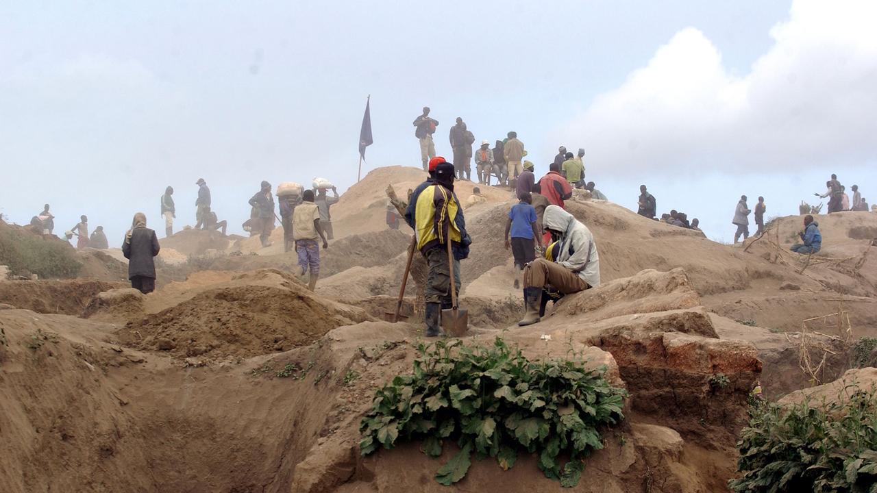 Arbeiter in einer Mine im Kongo, in der unter anderem Coltan geschürft wird.