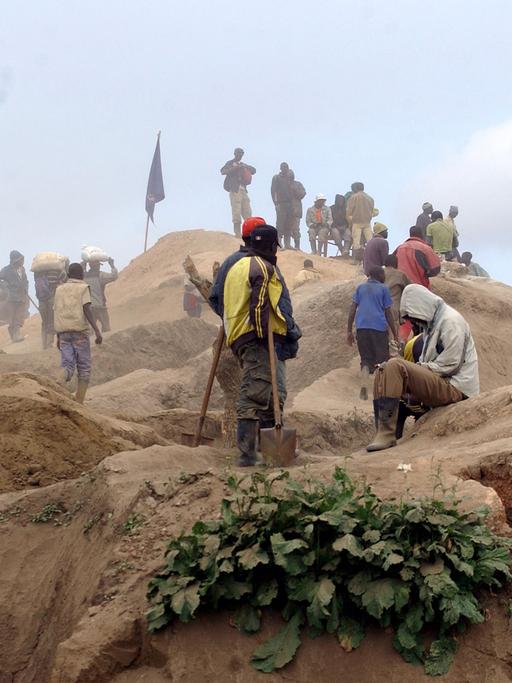 Eine Mine im Kongo, in der unter anderem Coltan geschürft wird. Um diese Rohstoffe gibt es immer wieder kriegerische Auseinandersetzungen in dem Land.