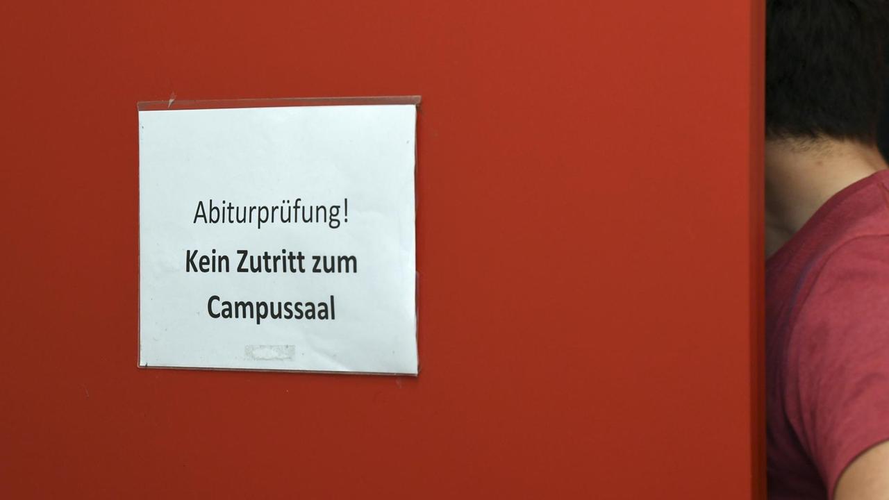 "Achtung Abiturprüfung, bitte leise!"steht an einer Tür zu einem Prüfungsraum einer Schule. "Achtung Abiturprüfung, bitte leise!"steht an einer Tür zu einem Prüfungsraum einer Schule.