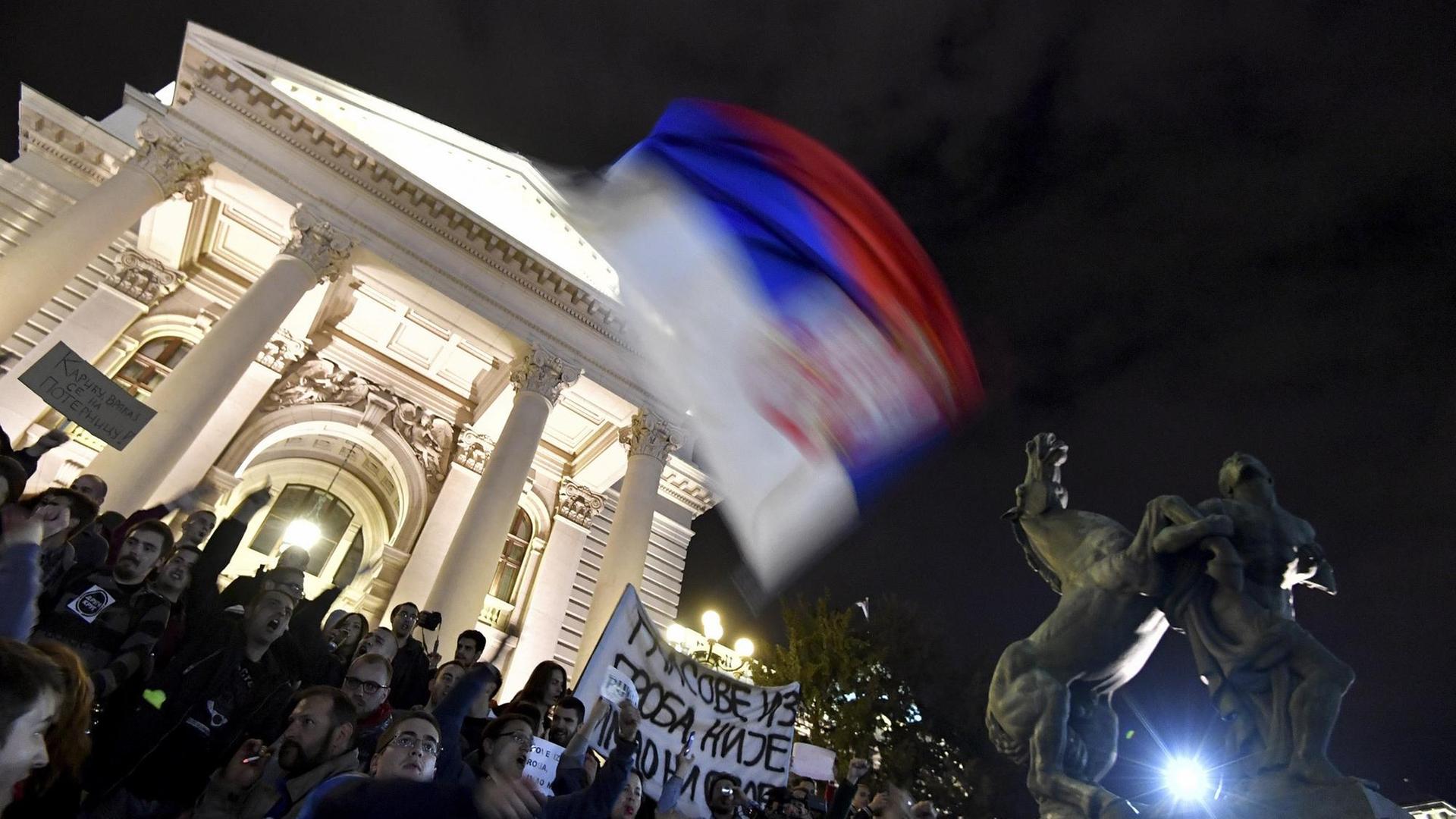 Menschen haben sich vor dem Parlament in Belgrad versammelt und protestieren gegen Ministerpräsident Vucic. Menschen haben sich vor dem Parlament in Belgrad versammelt und protestieren gegen Ministerpräsident Vucic.