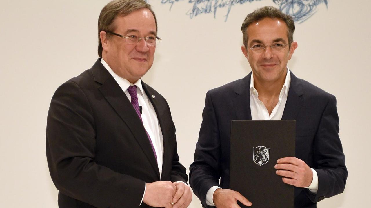 NRW Ministerpräsident Armin Laschet (l) überreicht dem Autor Navid Kermani (r) am 27.11.2017 den NRW-Staatspreis in Köln (Nordrhein-Westfalen). NRW Ministerpräsident Armin Laschet (l) überreicht dem Autor Navid Kermani (r) am 27.11.2017 den NRW-Staatspreis in Köln (Nordrhein-Westfalen).