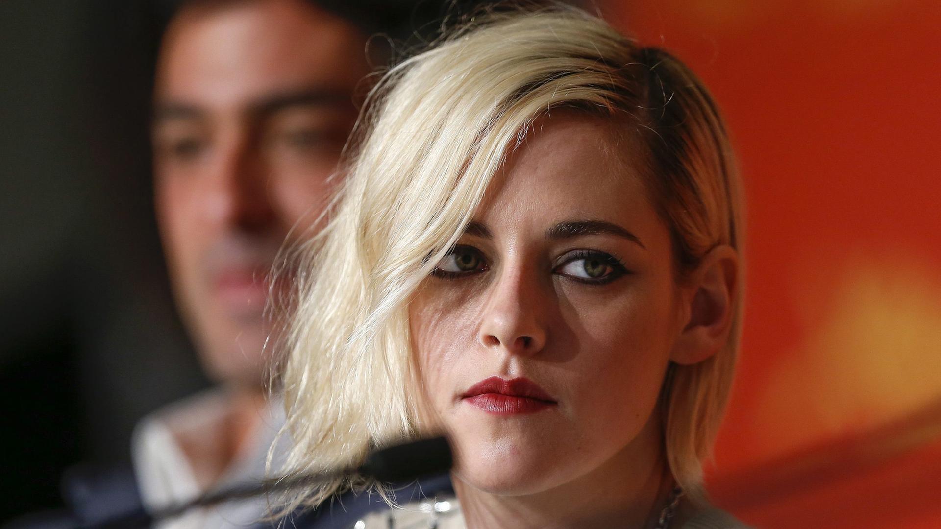 Filmfestspiele in Cannes 2016: Die Schauspielerin Kristen Stewart bei der Pressekonferenz zum Film "Personal Shopper" von Olivier Assayas Filmfestspiele in Cannes 2016: Die Schauspielerin Kristen Stewart bei der Pressekonferenz zum Film "Personal Shopper" von Olivier Assayas
