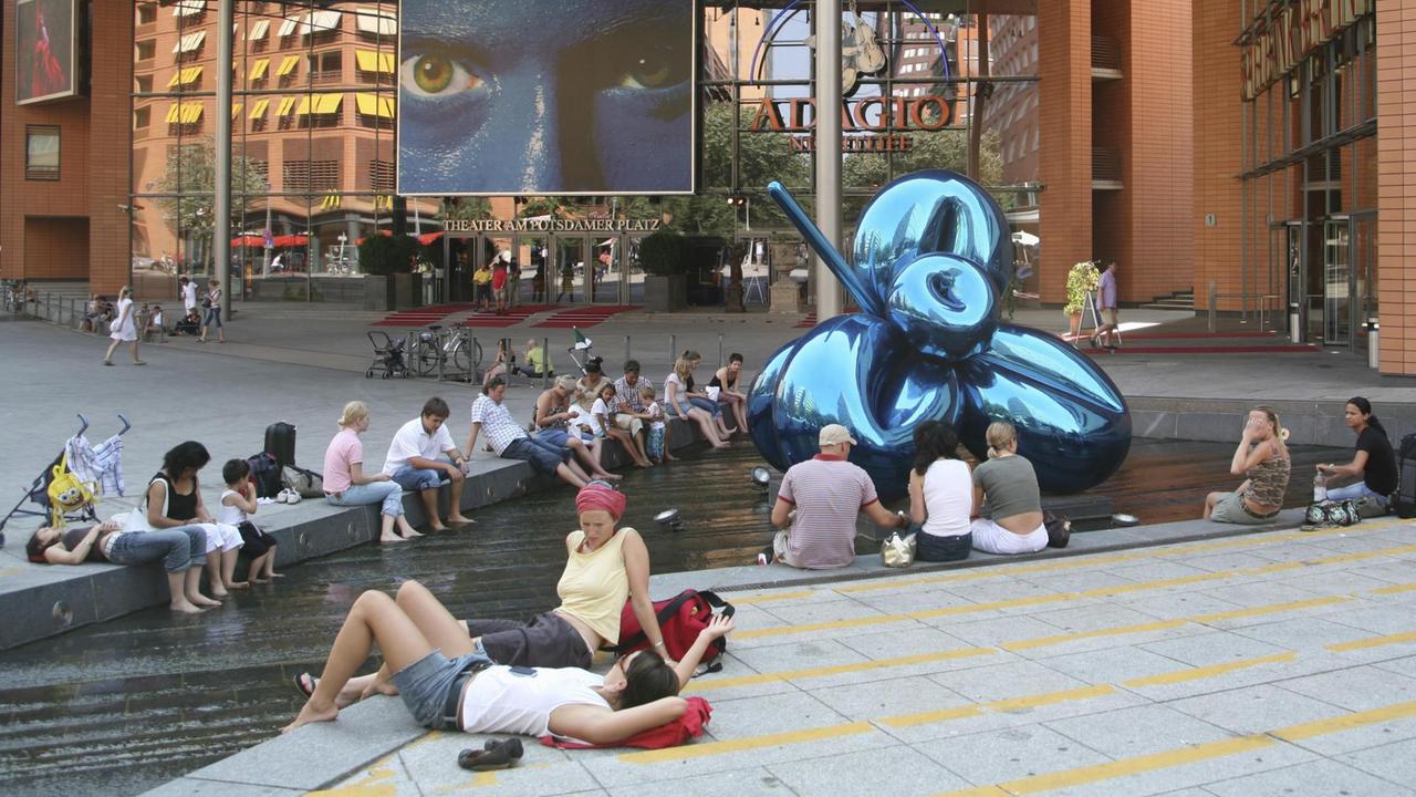 Menschen ruhen sich auf dem Marlene-Dietrich-Platz in Berlin aus. Menschen ruhen sich auf dem Marlene-Dietrich-Platz in Berlin aus.