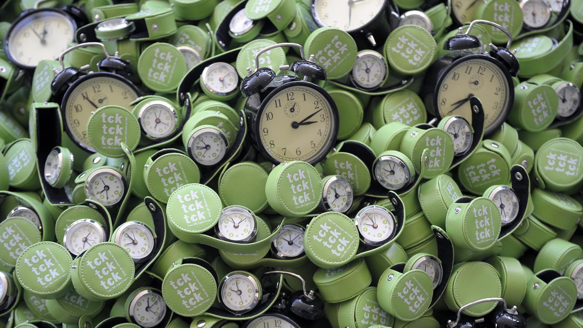 Ein Stapel Wecker, aufgeschüttet während der Klimakonferenz in Barcelona im November 2009. "tck tck tck" hieß die Kampagne, an der sich 200 zivile Organisationen inklusive dem Roten Kreuz oder Amnesty International, Greenpeace und andere beteiligten. Ein Stapel Wecker, aufgeschüttet während der Klimakonferenz in Barcelona im November 2009. "tck tck tck" hieß die Kampagne, an der sich 200 zivile Organisationen inklusive dem Roten Kreuz oder Amnesty International, Greenpeace und andere beteiligten.