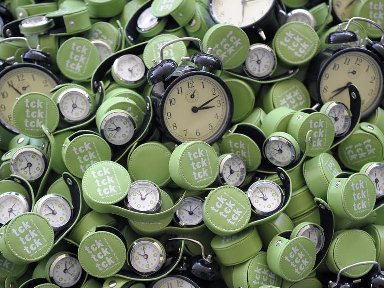 Ein Stapel Wecker, aufgeschüttet während der Klimakonferenz in Barcelona im November 2009. "tck tck tck" hieß die Kampagne, an der sich 200 zivile Organisationen inklusive dem Roten Kreuz oder Amnesty International, Greenpeace und andere beteiligten.