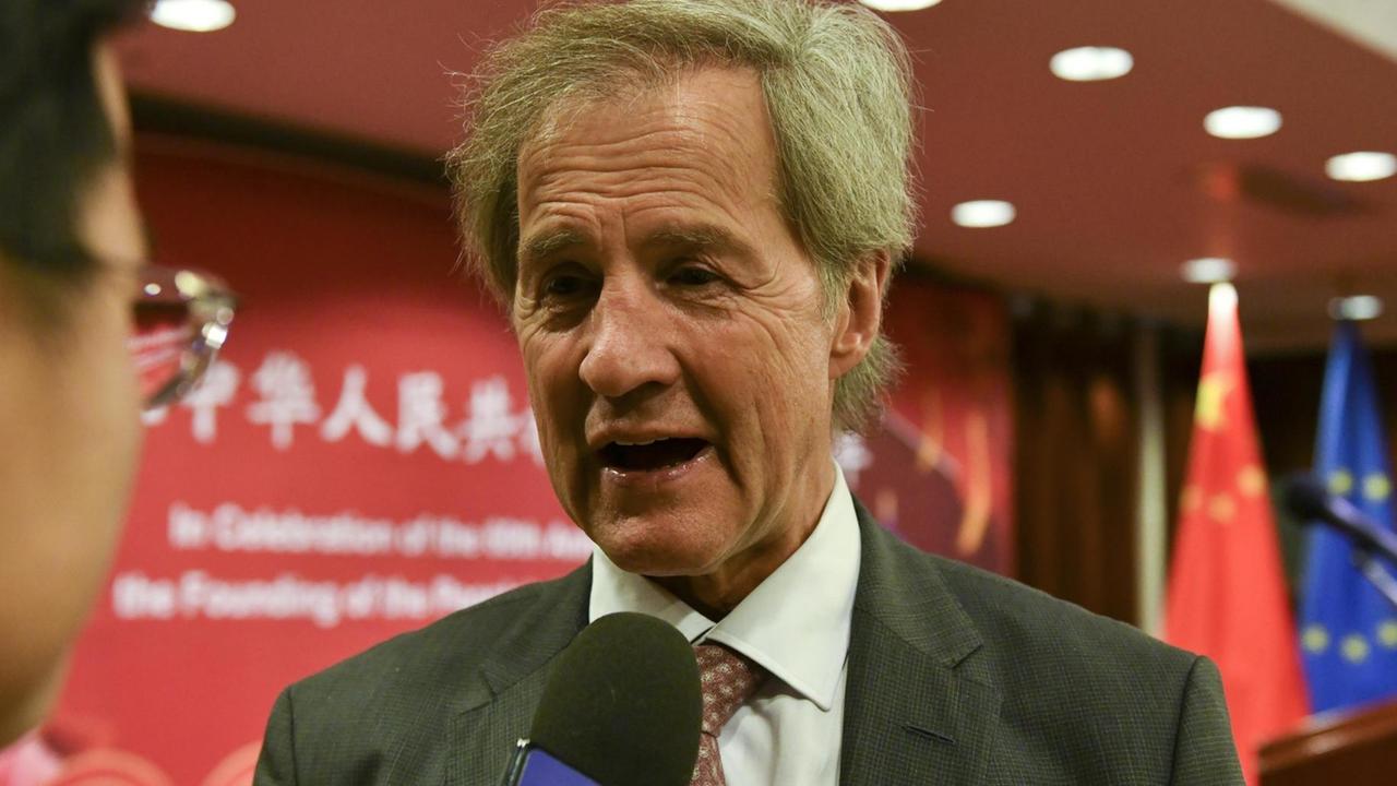 (180928) -- BEIJING, Sept. 28, 2018 (Xinhua) -- Jo Leinen, chair of the European Parliament's delegation for relations with China, speaks to the media in Brussels, capital of Belgium, on Sept. 25, 2018. (Xinhua/Ye Pingfan) | Keine Weitergabe an Wiederverkäufer. (180928) -- BEIJING, Sept. 28, 2018 (Xinhua) -- Jo Leinen, chair of the European Parliament's delegation for relations with China, speaks to the media in Brussels, capital of Belgium, on Sept. 25, 2018. (Xinhua/Ye Pingfan) | Keine Weitergabe an Wiederverkäufer.