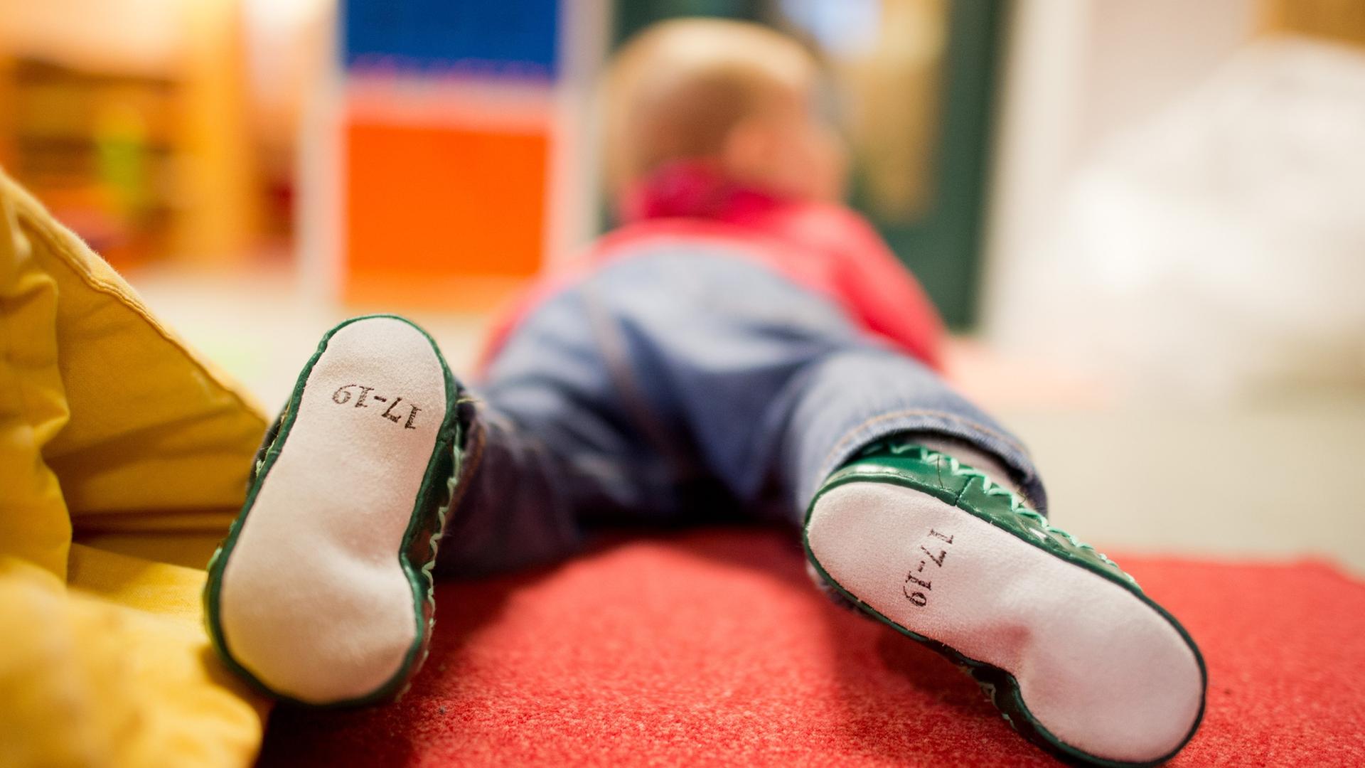 Ein kleiner Junge spielt in einer Kindertagesstätte der Arbeiterwohlfahrt (AWO) in Hannover (Niedersachsen). Ein kleiner Junge spielt in einer Kindertagesstätte der Arbeiterwohlfahrt (AWO) in Hannover (Niedersachsen).