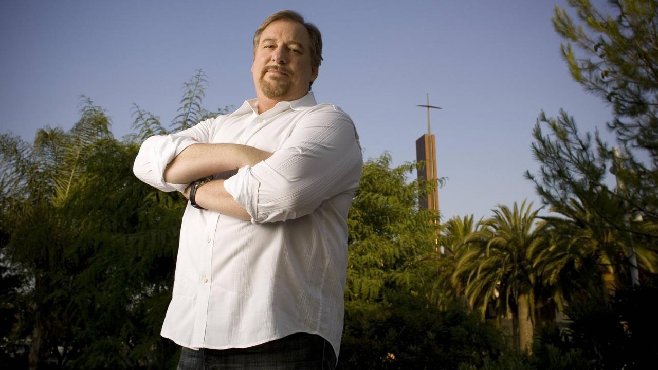 Saddleback-Church-Pastor Rick Warren steht mit verschränkten Armen vor einer Kirchenkulisse aus Kreuz und Bäumen. Saddleback-Church-Pastor Rick Warren steht mit verschränkten Armen vor einer Kirchenkulisse aus Kreuz und Bäumen.