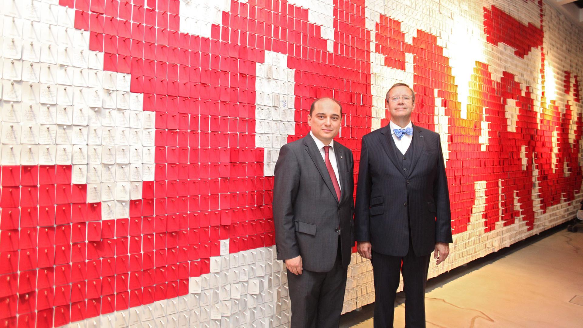 Der estnische Präsident Toomas Hendrik Ilves (rechts) zusammen mit dem Direktor des European Solidarity Centre (ESC) Basil Kerski Der estnische Präsident Toomas Hendrik Ilves (rechts) zusammen mit dem Direktor des European Solidarity Centre (ESC) Basil Kerski