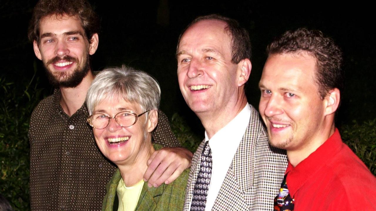 Die beiden Söhne Dirk (r) und Mark (l) umarmen ihre Eltern.