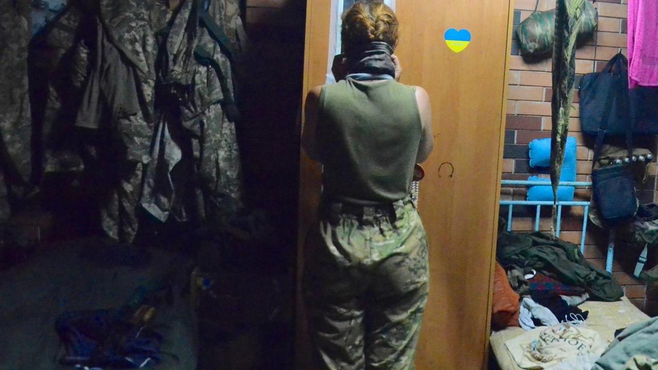 Elena, eine der Soldatinnen, die für die Ukraine im Kriegseinsatz sind.